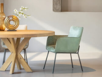 Luxe eetkamerstoel in groene stof met zwarte poten