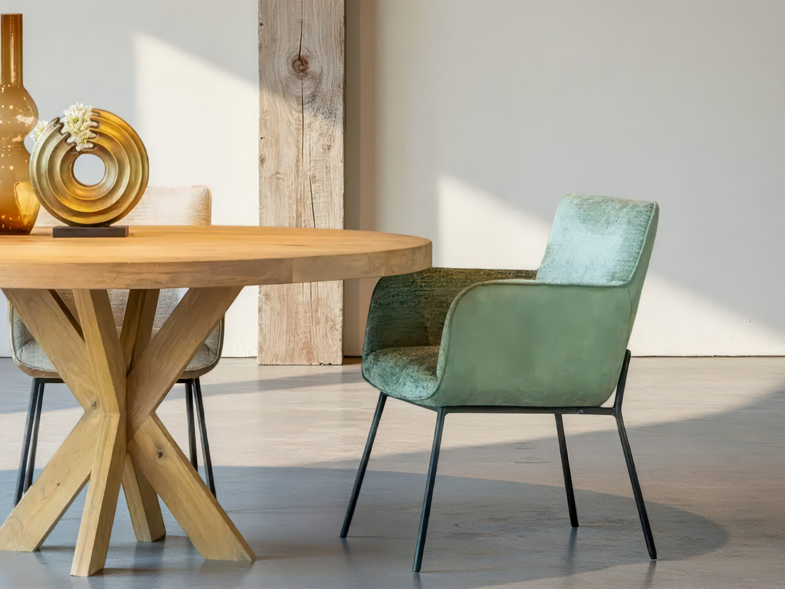 Moderne groene eetkamerstoel met zachte zitting en strakke lijnen