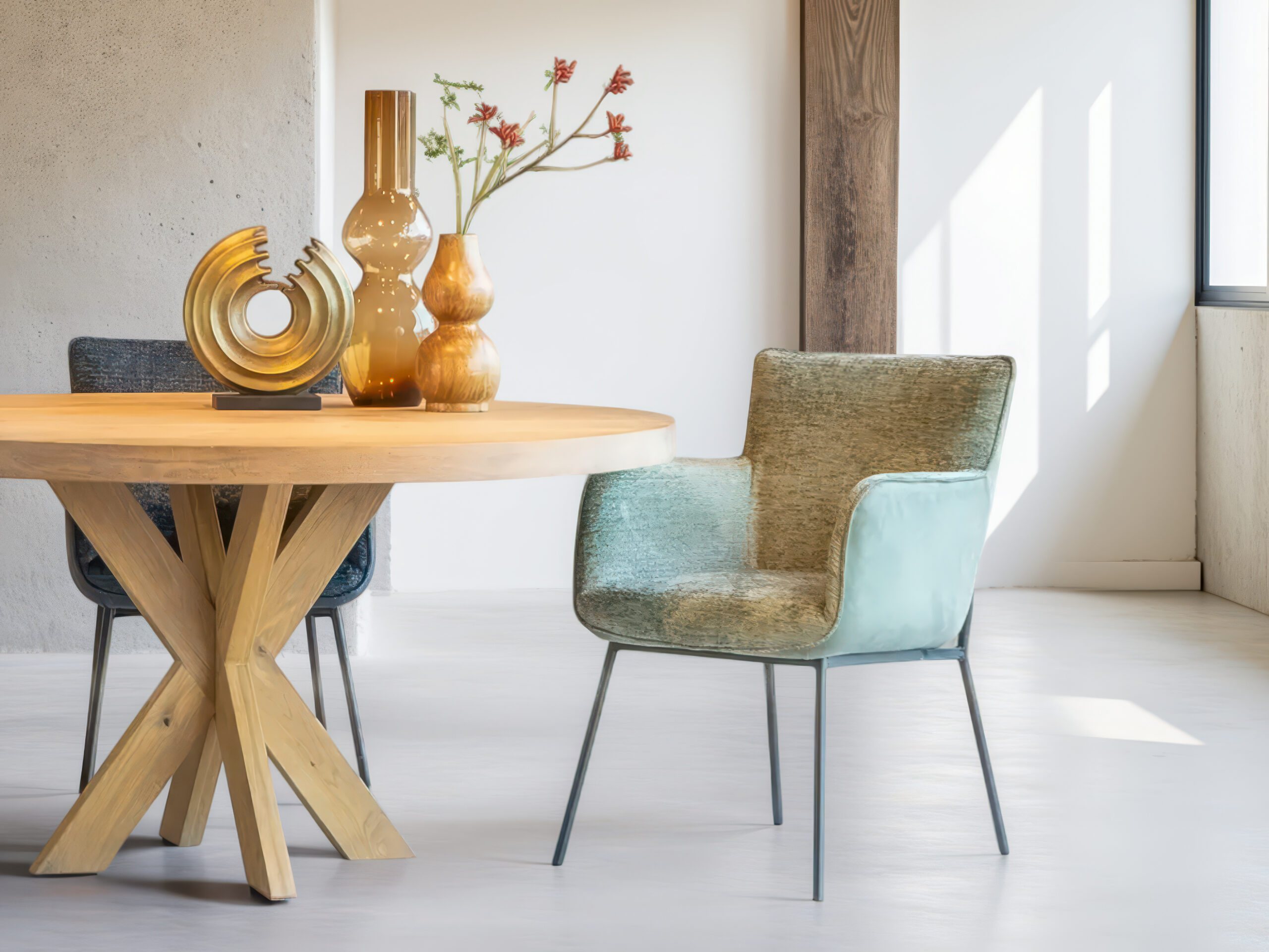 Eetkamerstoel in groenkleurige stof met minimalistisch zwart onderstel