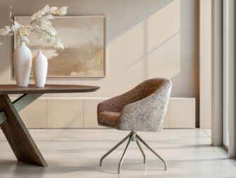 Eetkamerstoel Doriana - Eppic select mirtillo liver - onderstel a - metaalkleur champagne Moderne eetkamerstoel met comfortabele kuipvorm en metalen draaivoet