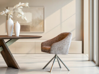 Eetkamerstoel Doriana - Eppic select mirtillo liver - onderstel c - metaalkleur champagne comfortabele eetstoel met armleuningen en moderne look