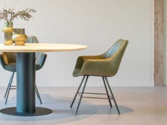 eetkamerstoel met hoge rugleuning en elegant metalen onderstel