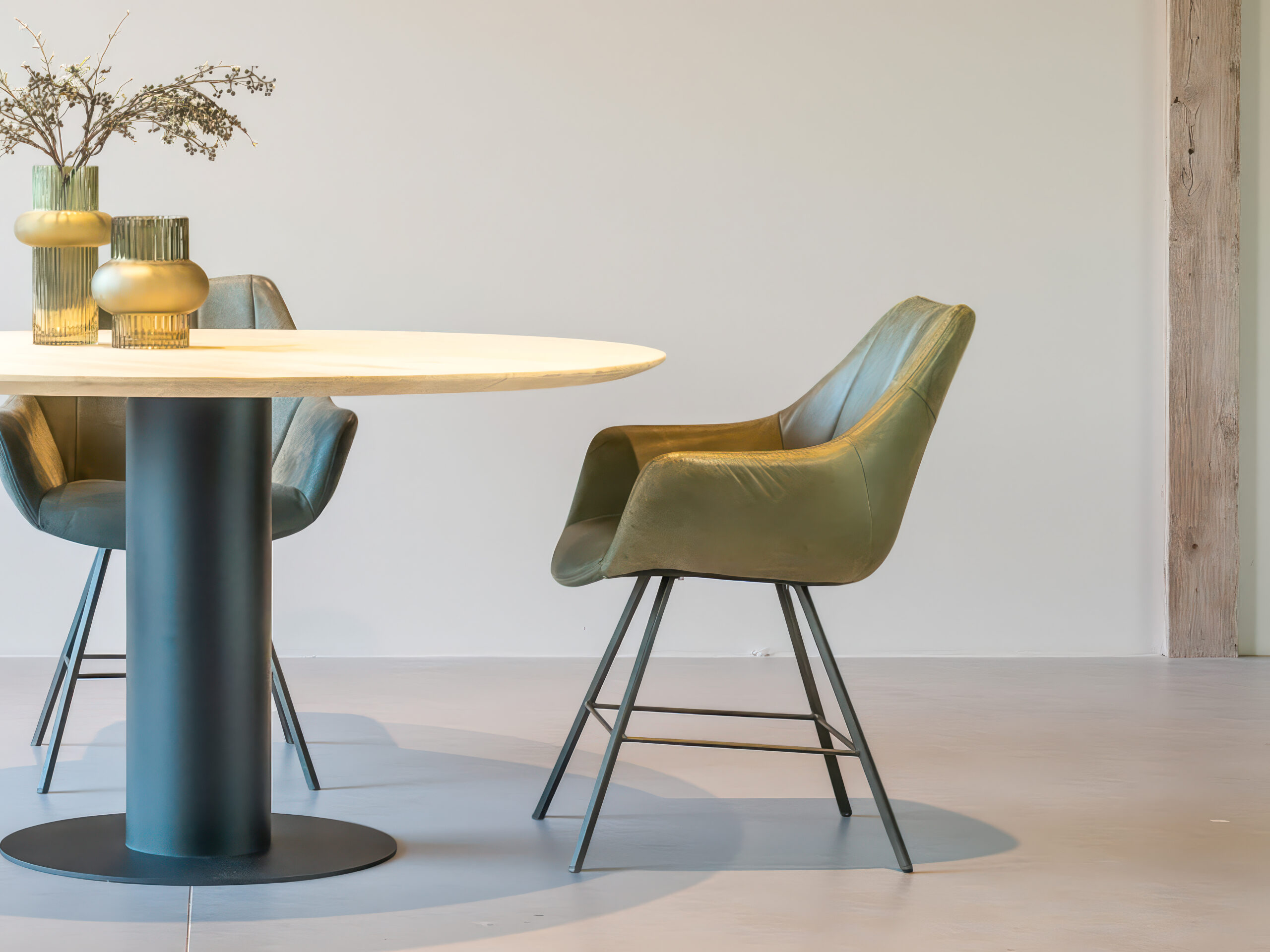 eetkamerstoel met hoge rugleuning en elegant metalen onderstel