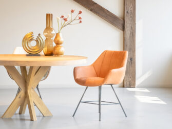 Leren eetkamerstoel met armleuningen en metalen poten