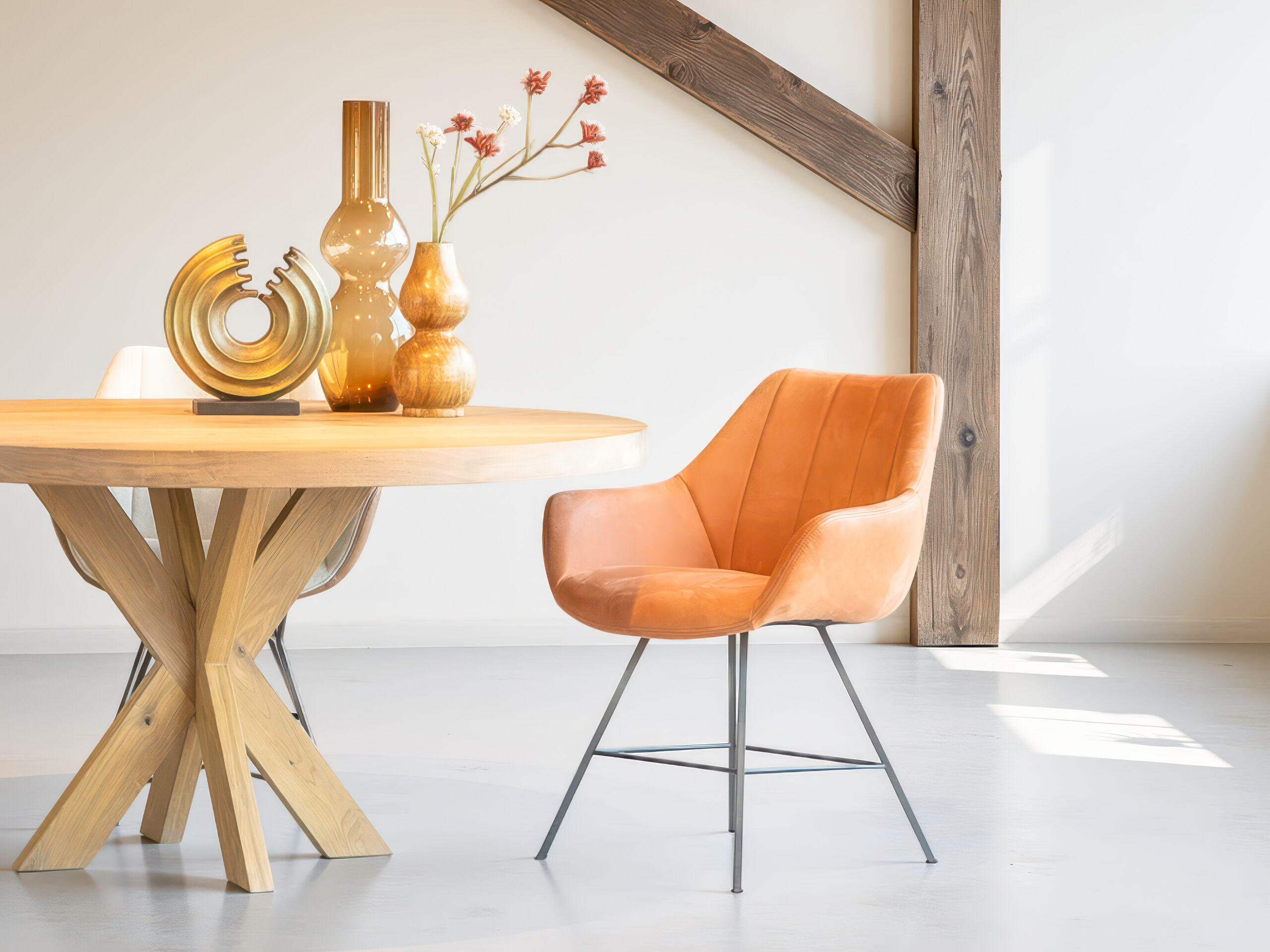 Leren eetkamerstoel met armleuningen en metalen poten