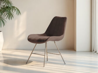 Kuipstoel met zachte zitting en metalen frame