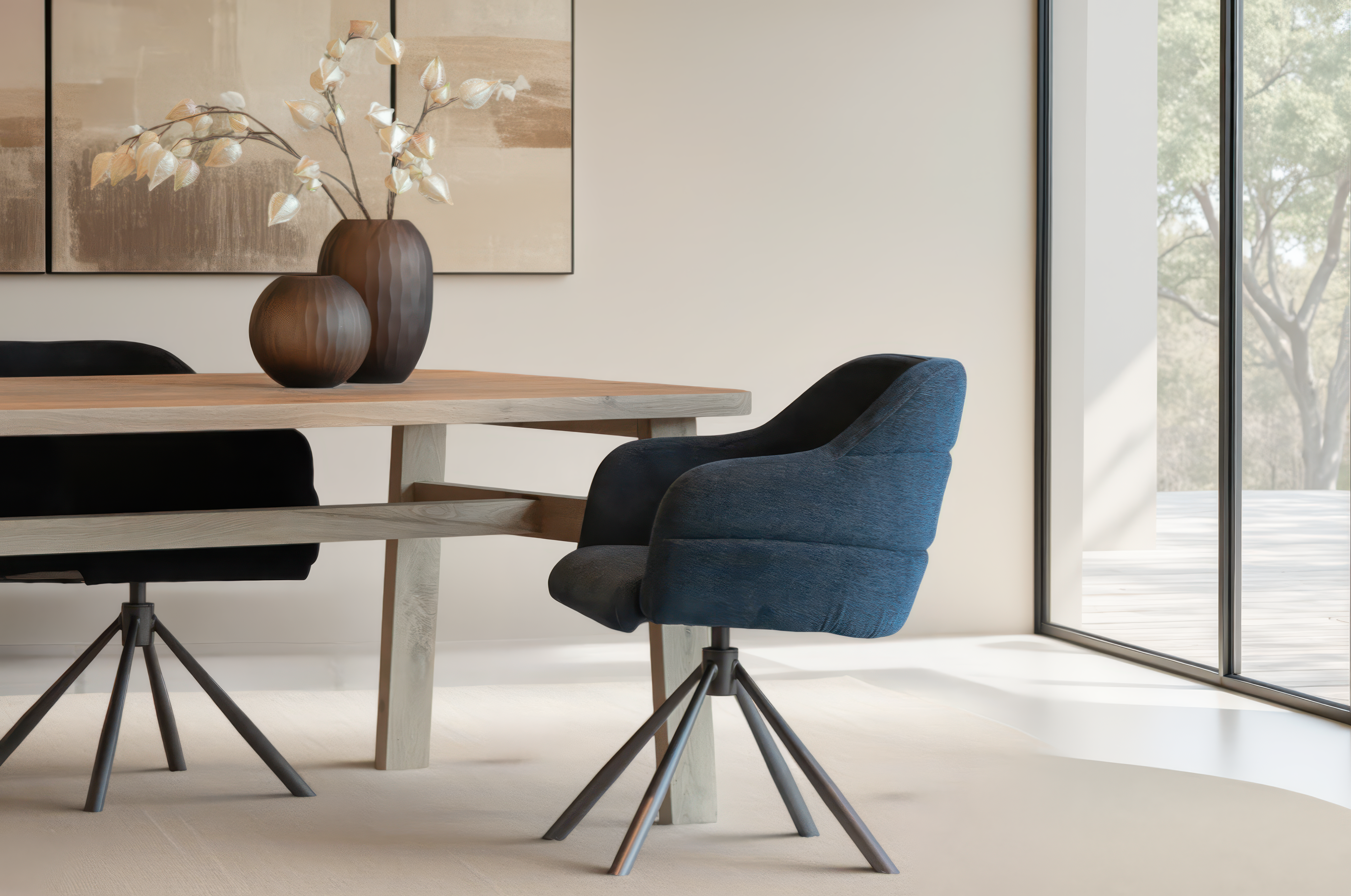 Eetkamerstoel met comfortabele kuipzitting en draaibare metalen poot