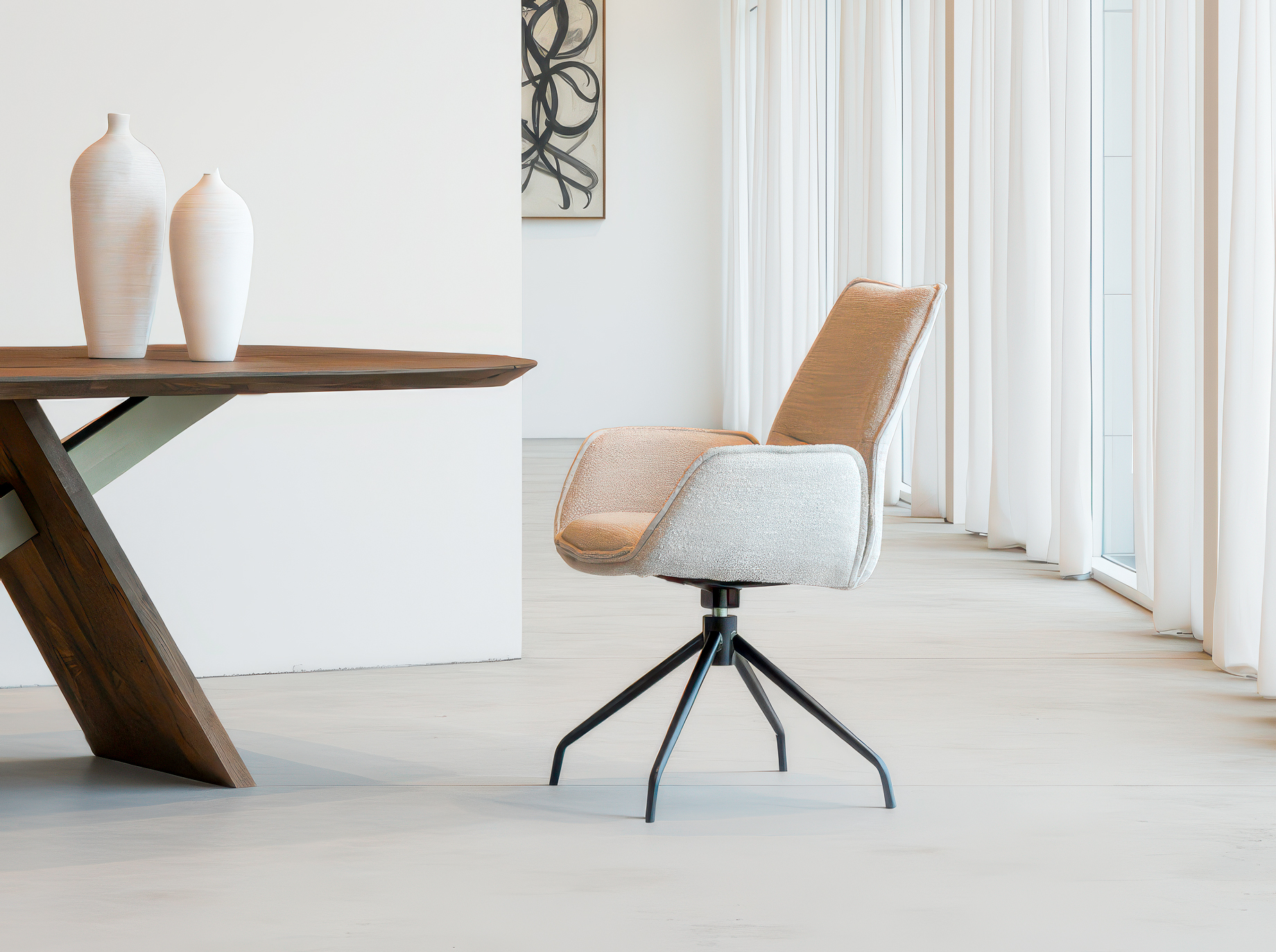 Eetkamerstoel met kruispoot onderstel en zachte stoffering in de kleur cream