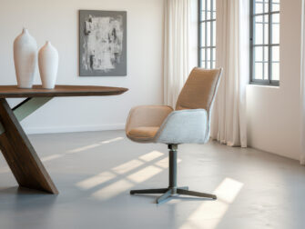 Stijlvolle eetkamerstoel met draaibare voet en zachten stoffen bekleding