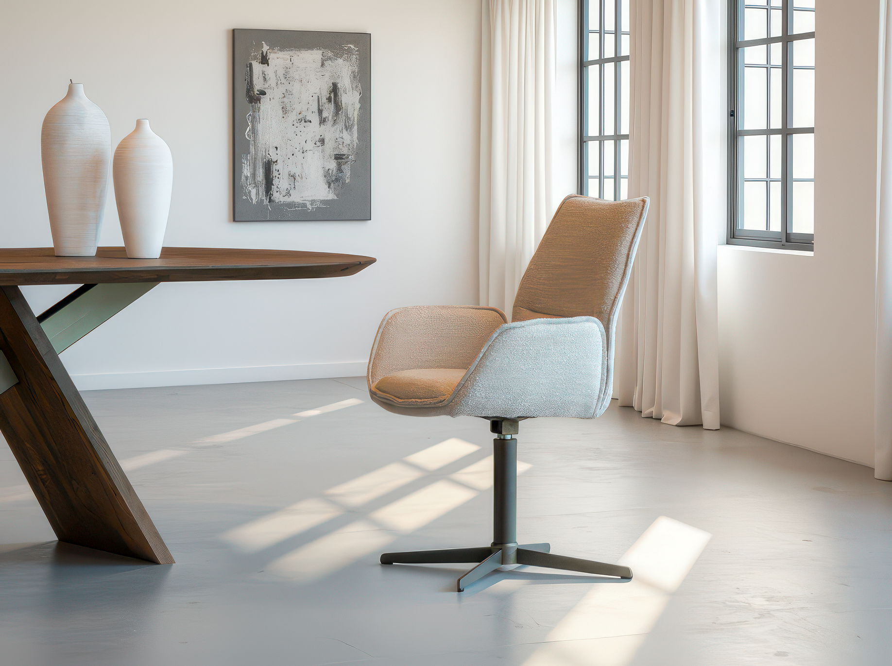 Stijlvolle eetkamerstoel met draaibare voet en zachten stoffen bekleding