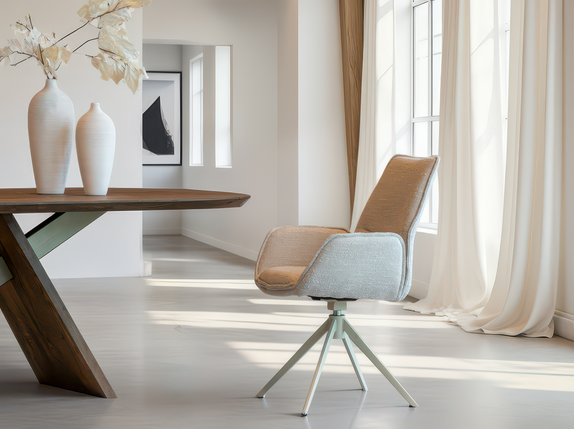 Ergonomische eetkamerstoel met hoge rugleuning, bekleed in zachte beige stof en voorzien van een licht metalen draaipoot onderstel voor extra comfort en stabiliteit