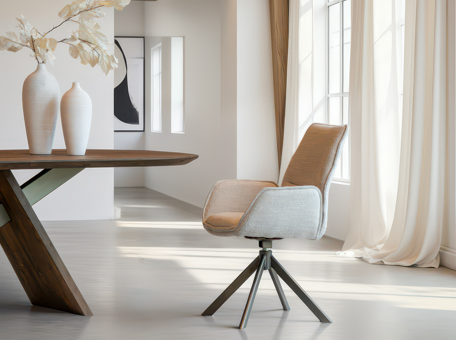 Tijdloze eetkamerstoel met conische metalen poten en een gladde zitting in lichte crème tint met zachte structuur