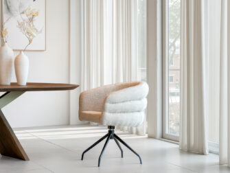 Eetkamerstoel Imola- be amazing - cream - onderstel atlas - metaalkleur zwart Design eetkamerstoel met fijne belijning, voorzien van draaibare zwart metalen spinpoot en een warme lichtbruine zitting