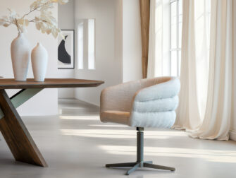 Eetkamerstoel Imola - be amazing cream - onderstel iras - metaalkleur anodic bruin Luxe eetkamerstoel met moderne kruispoot in anodic bruin metaal, afgewerkt met een comfortabele zitting in licht taupe stof