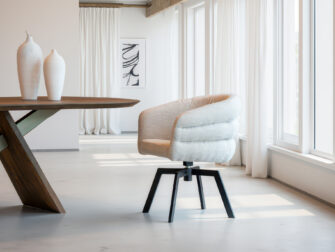 Eetkamerstoel Imola - be amazing cream - onderstel mars - metaalkleur zwart Compacte eetkamerstoel met industrieel onderstel in zwart staal en subtiele beige bekleding met zachte textuur