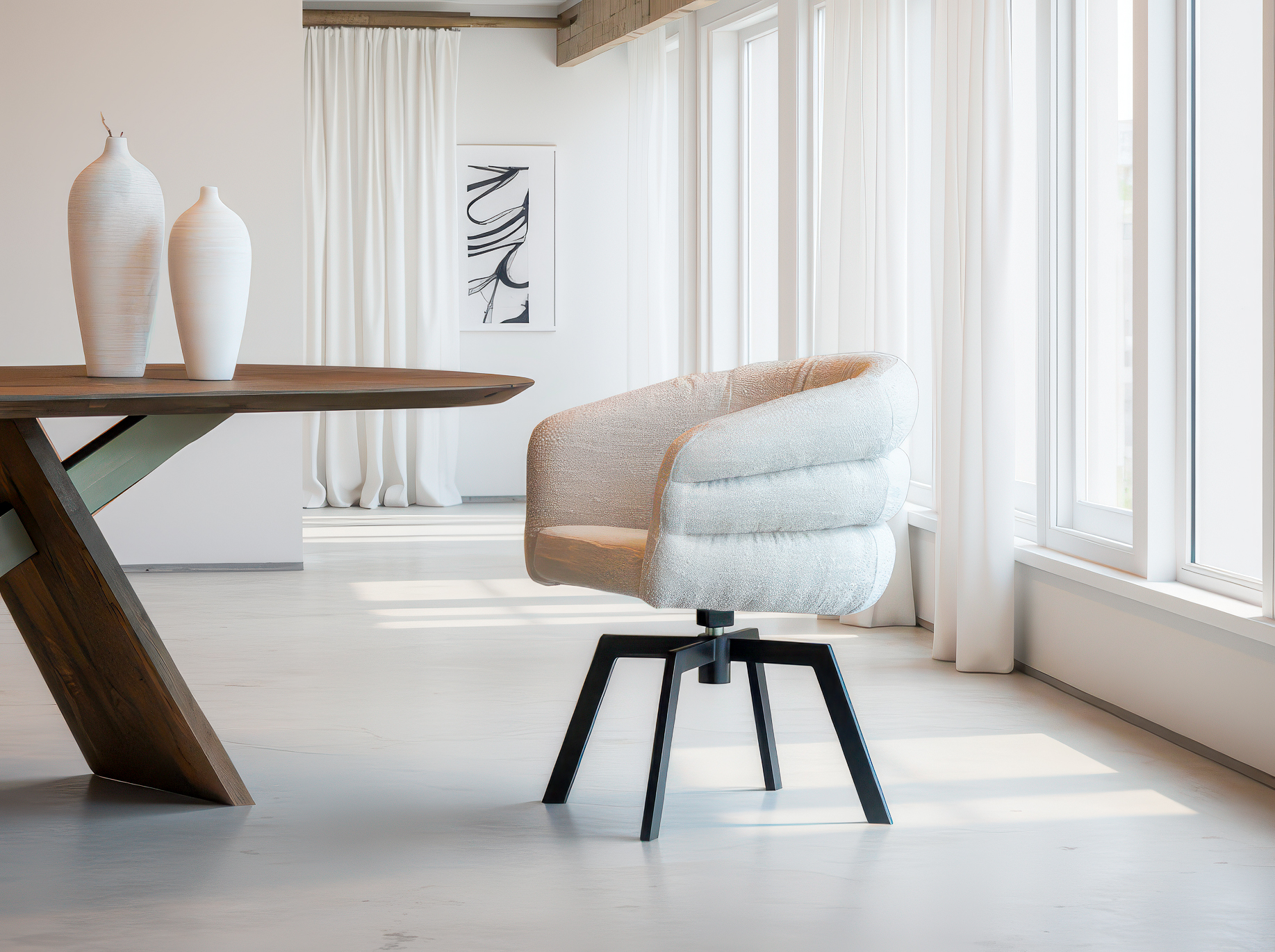 Compacte eetkamerstoel met industrieel onderstel in zwart staal en subtiele beige bekleding met zachte textuur