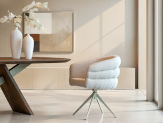 Eetkamerstoel Imola - be amazing cream - onderstel moon - metaalkleur beige Elegante stoel met draaivoet, ideaal voor moderne interieurs