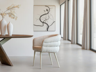 Eetkamerstoel Imola - be amazing cream - onderstel orion - metaalkleur beige Stijlvolle eetkamerstoel op beige slanke metalen poten, met gewatteerde rugleuning en zitting in een lichte zandtint