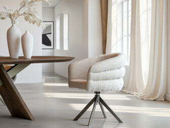 Eetkamerstoel Imola - be amazing cream - onderstel venus - metaalkleur anodic bruin Trendy eetkamerstoel met zachte schelpzitting en spinpoot onderstel in anodic bruin, bekleed in lichtbeige fluweel