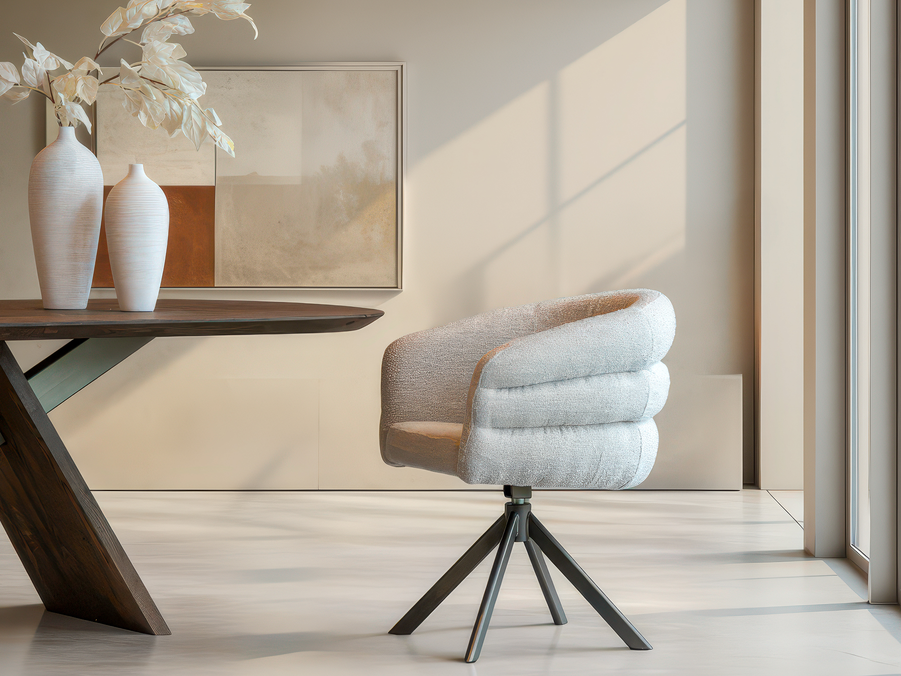 Stoel met verfijnde afwerking en uitnodigende zitvorm