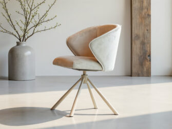 Moderne eetkamerstoel in linen stof met strakke lijnen