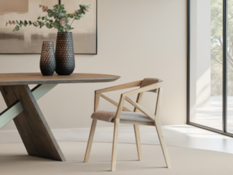 minimalistische eetkamerstoel met licht houten frame en gestoffeerde zitting