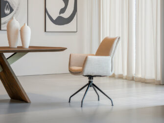 Eetkamerstoel Lisboa - be amazing cream - onderstel atlas - metaalkleur zwart Comfortabele eetkamerstoel met elegante draaipoot in zwart metaal en afgeronde armleuningen in warme zandkleurige bekleding