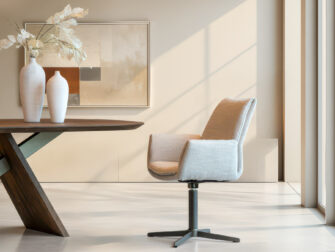 Comfortabele draaistoel met een combinatie van stof en strakke lijnen