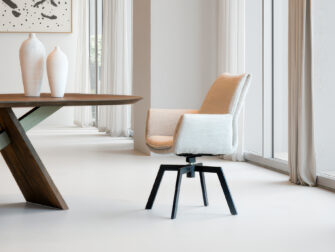 Eetkamerstoel Lisboa - be amazing cream - onderstel mars - metaalkleur zwart Modern vormgegeven stoel in beige-wit met brede zitting en robuuste zwarte pootconstructie