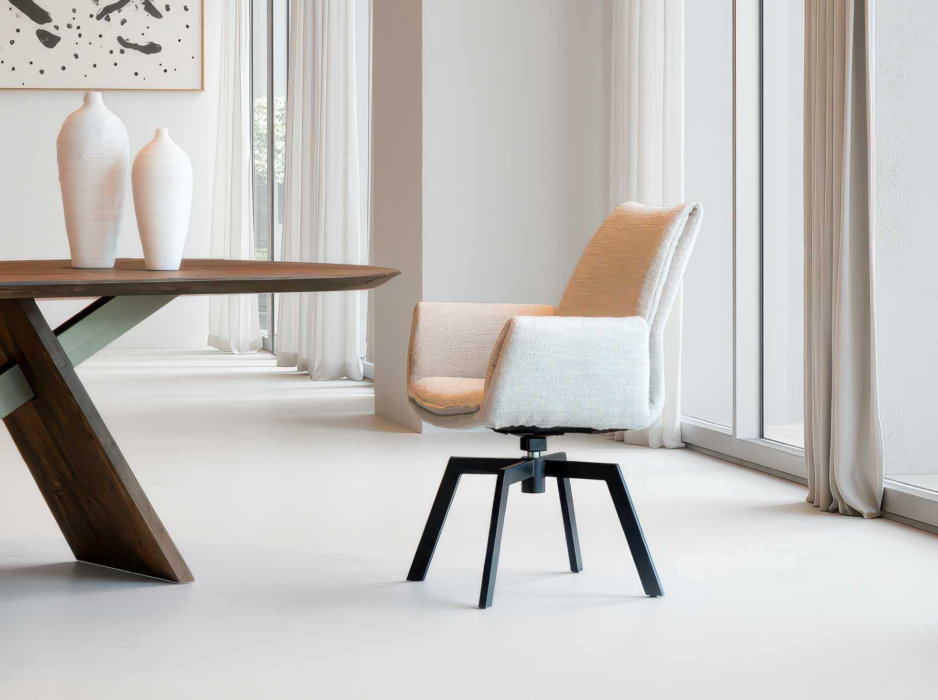 Modern vormgegeven stoel in beige-wit met brede zitting en robuuste zwarte pootconstructie