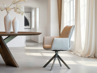 Eetkamerstoel Lisboa - be amazing cream - onderstel venus - metaalkleur anodic bruin Design eetkamerstoel in zandkleurige stof met hoge rug en bruin metalen draaipoot