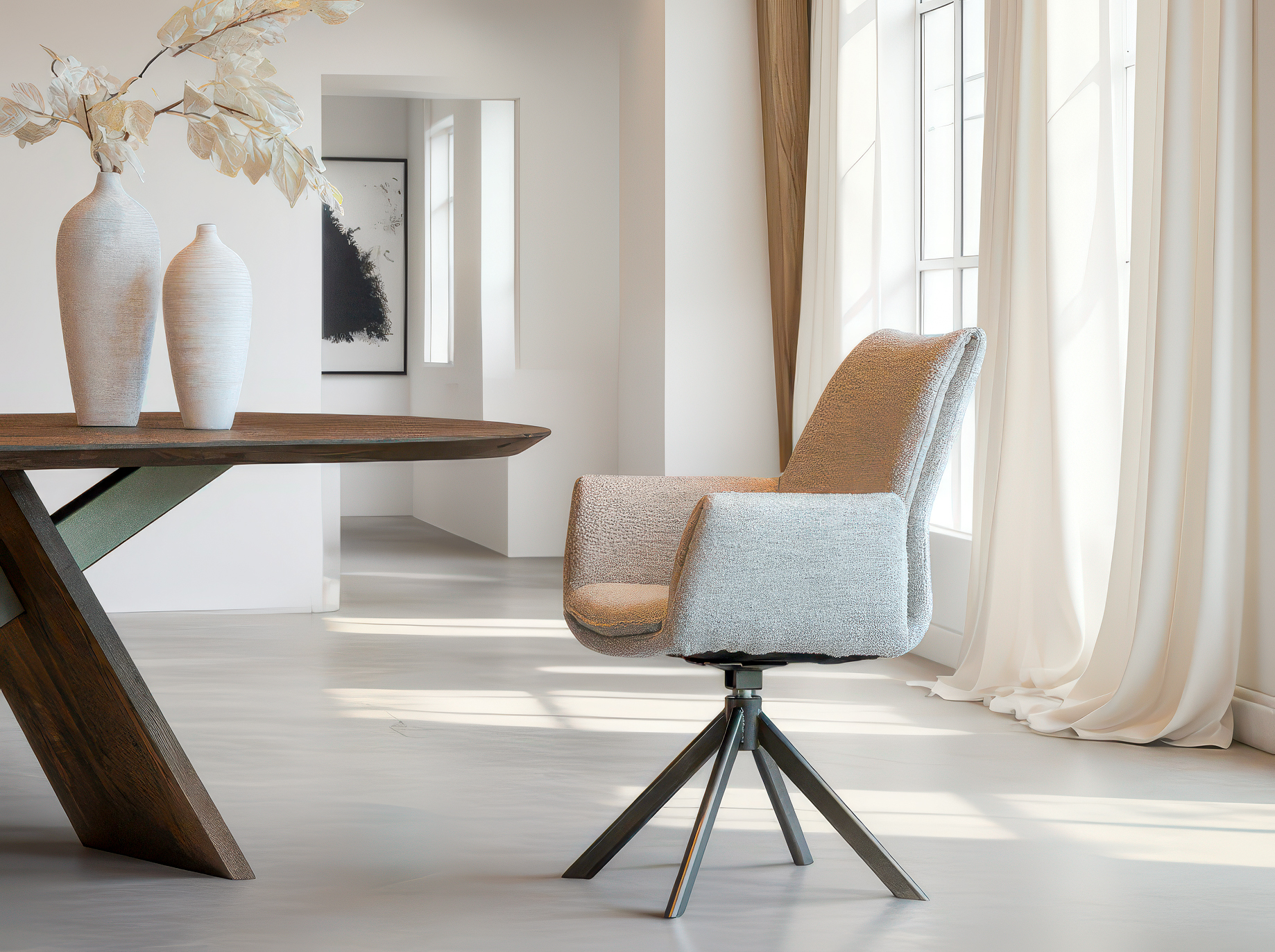 Design eetkamerstoel in zandkleurige stof met hoge rug en bruin metalen draaipoot