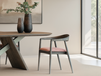 Scandinavisch geïnspireerde stoel van hout en zachte stof