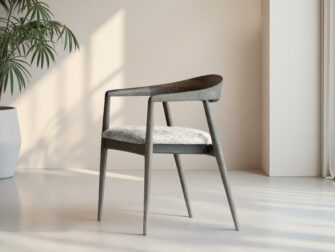 Minimalistische stoel bekleed in comfortabele ecru zitting