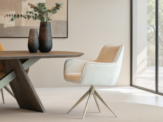 Chique designstoel met zachte bekleding en metalen draaibasis
