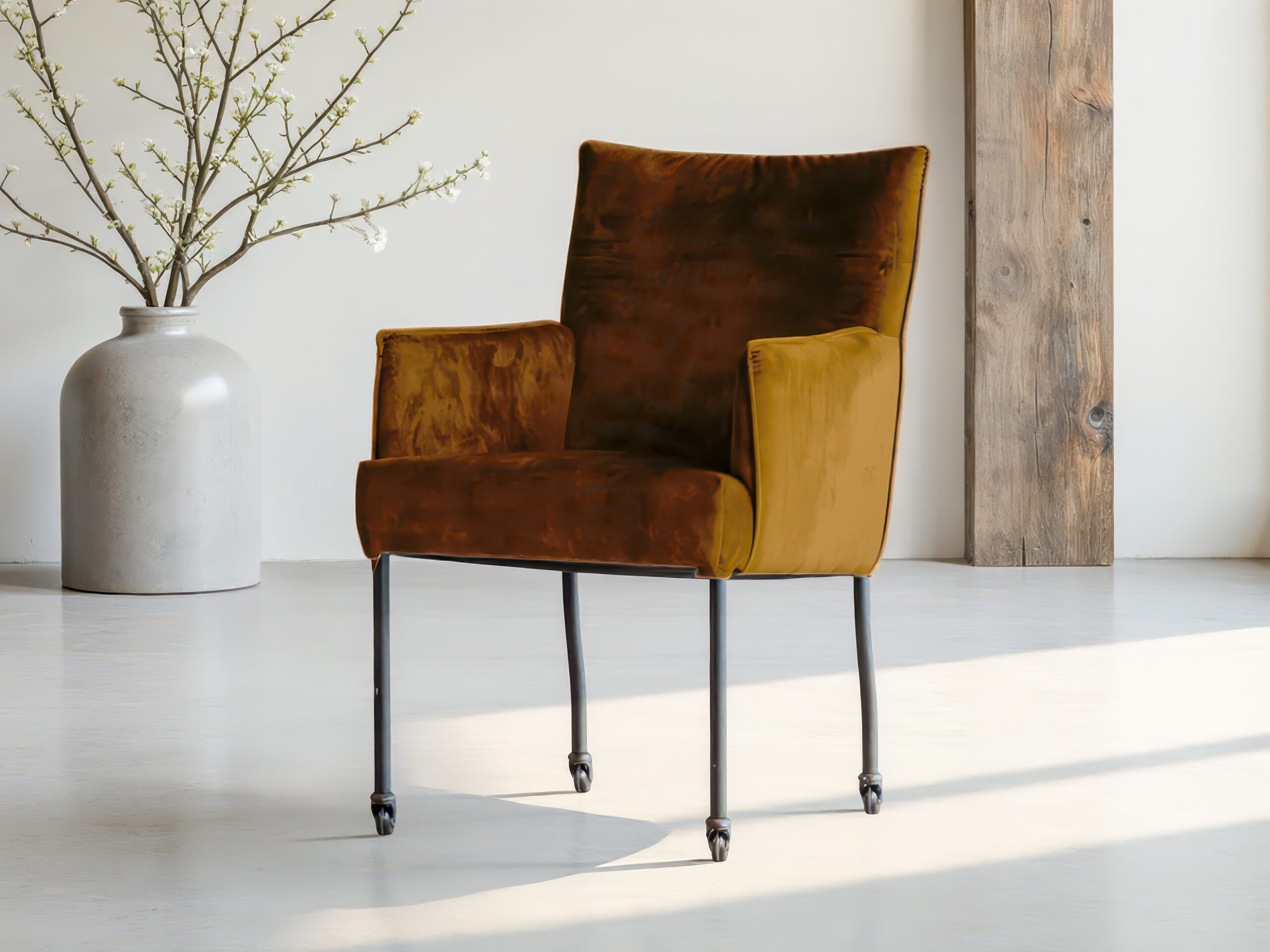 Eetkamerstoel met armleuningen en metalen poten