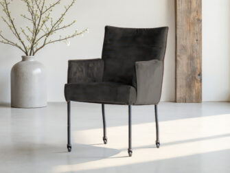 Designstoel met rechte rugleuning en minimalistisch onderstel