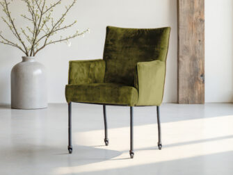 Eetkamerstoel met armleuningen en elegante uitstraling