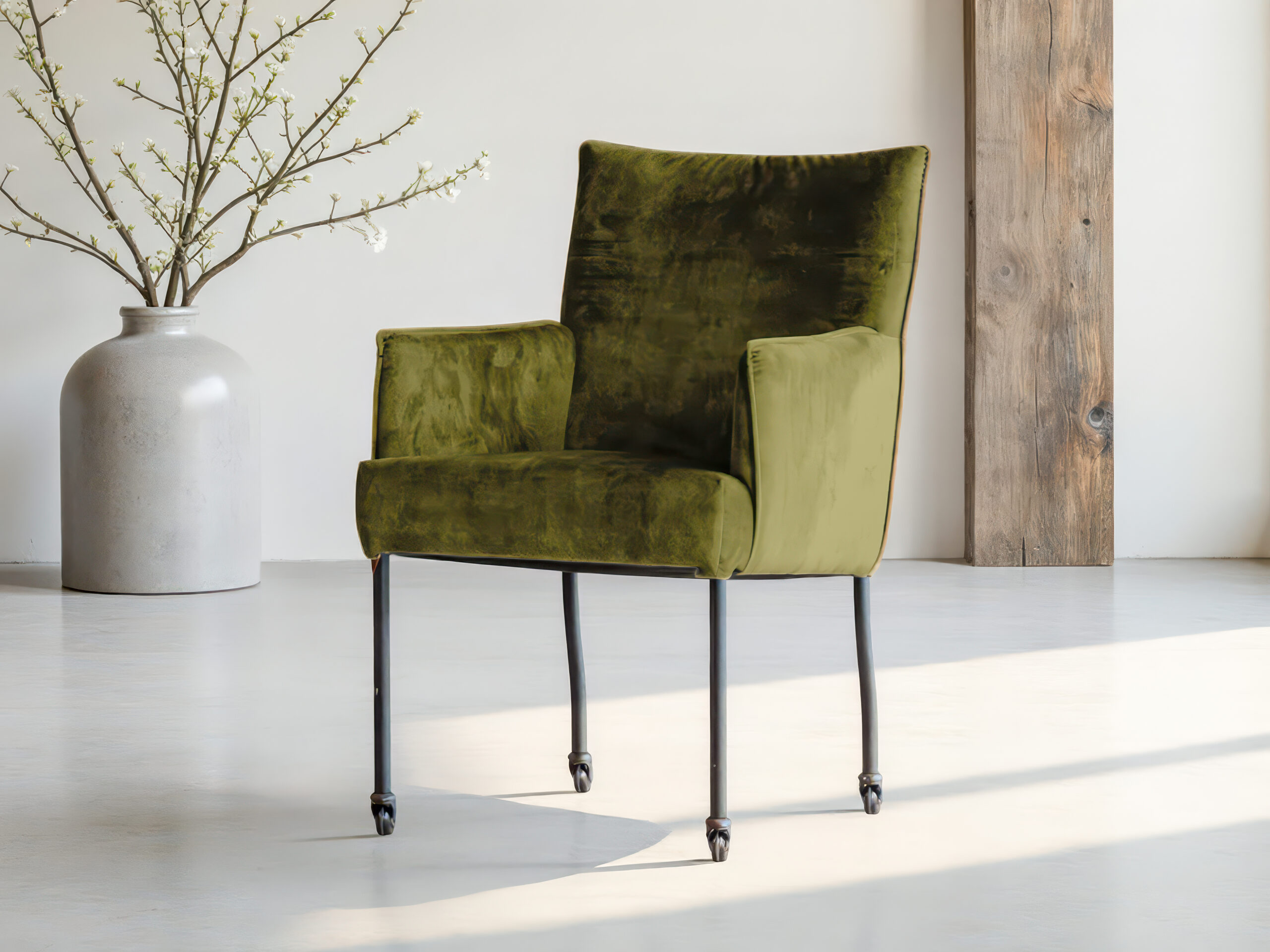 Eetkamerstoel met armleuningen en elegante uitstraling