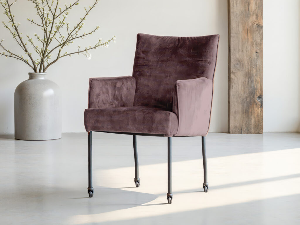 Designstoel met metalen poten en rechte rug