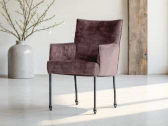 Designstoel met metalen poten en rechte rug