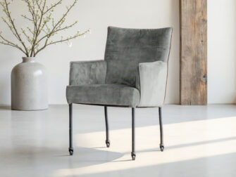 Moderne stoel met armleuningen en strakke lijnen