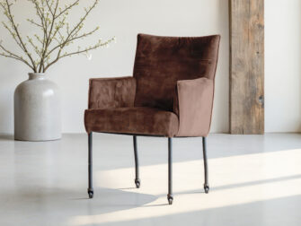 Gestoffeerde eetkamerstoel met rechte rug en modern design