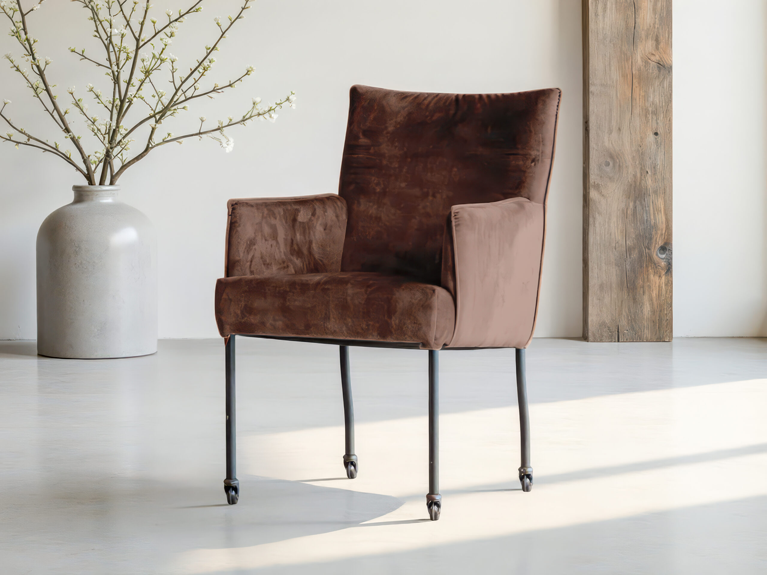 Gestoffeerde eetkamerstoel met rechte rug en modern design