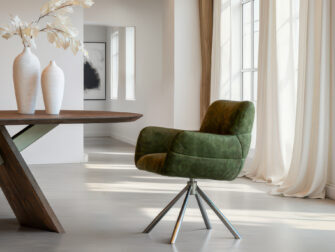 Eetkamerstoel Naxos - Eppic select country moss - onderstel c - metaalkleur champagne Luxe donkergroene eetkamerstoel op een elegant onderstel met schuine poten