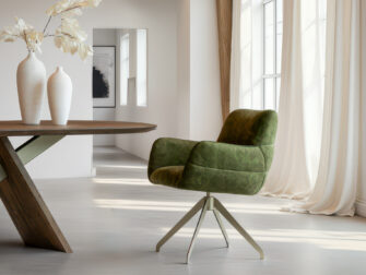 Eetkamerstoel Naxos - Eppic select country moss - onderstel e - metaalkleur champagne Velvet eetkamerstoel in dennengroen met een spinpoot onderstel in champagne kleur