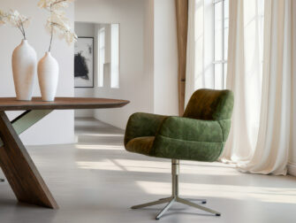 Eetkamerstoel Naxos - Eppic select country moss - onderstel g - metaalkleur champagne Diepgroene fluwelen eetkamerstoel met armleuningen en een brede draaivoet