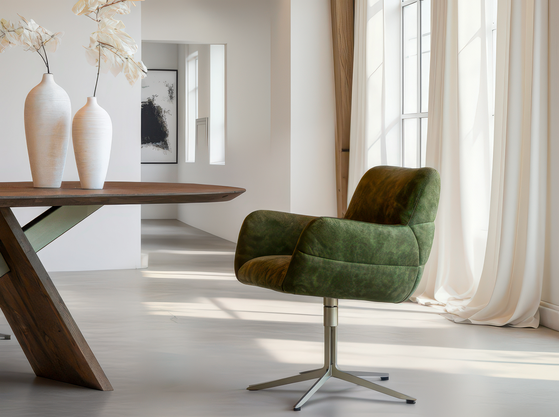 Diepgroene fluwelen eetkamerstoel met armleuningen en een brede draaivoet