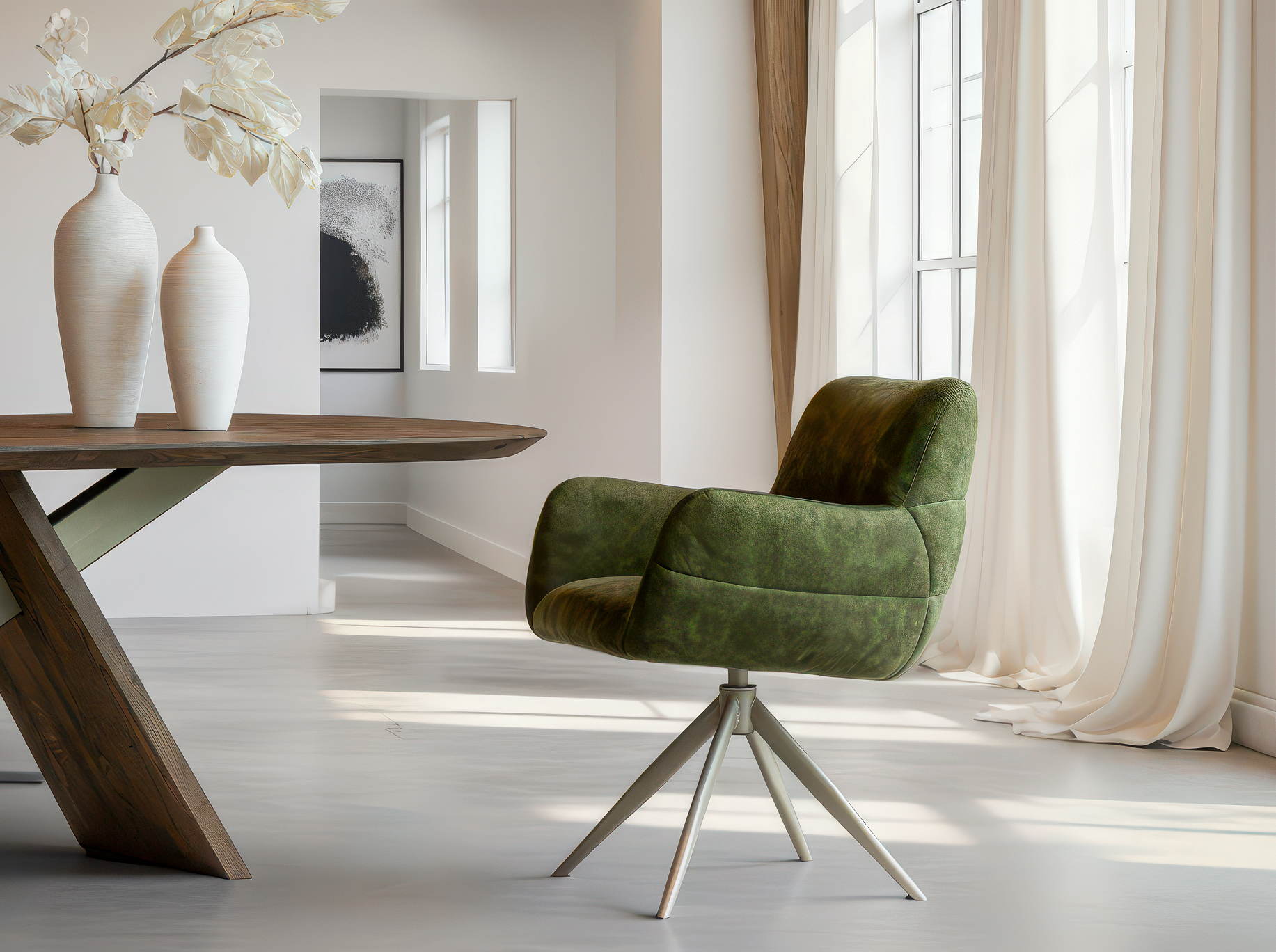 Groenfluwelen eetkamerstoel met armleuningen en stervormig metalen onderstel