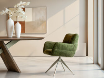 Designstoel voor de eethoek met draaibare poot en volle rugleuning